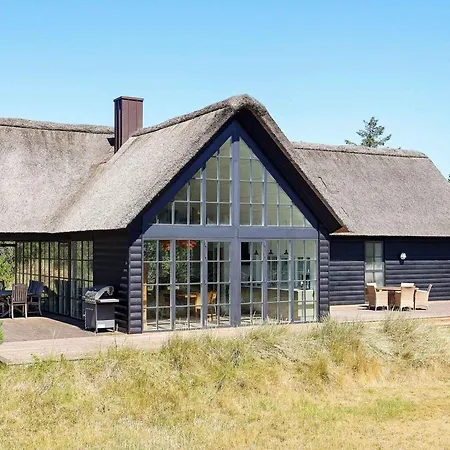 Architecturally Charming Summer House 別荘