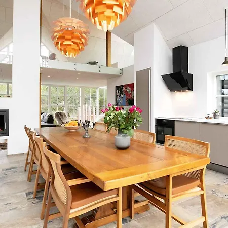 Architecturally Charming Summer House ブラーバンド