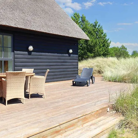 Architecturally Charming Summer House 別荘